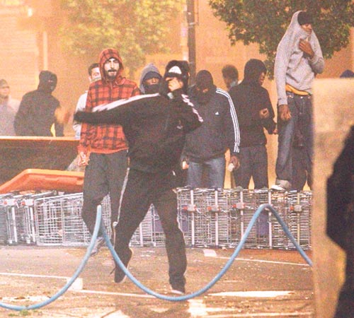 <p>Un grupo de jóvenes se enfrenta a la policía.</p>