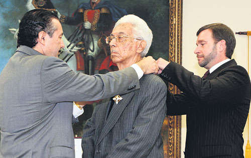 <p>Meritorio. El canciller de la República, S. E. Roberto Henríquez, impone la condecoración a Ricardo Ríos Torres.</p>