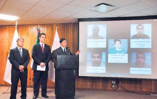 <p>Investigación. El gobernador de Nuevo León, Rodrigo Medina, presentó a los implicados en el caso.</p>