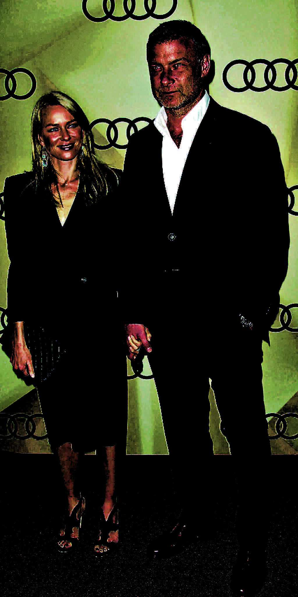 Naomi Watts. Llegó en compañía de Liev Schreiber con un atuendo en tono negro con chaqueta. Las sandalias no favorecieron su outfit.(AP.)