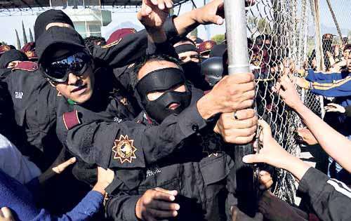 <p>Dificultad. Policías estatales tratan de impedir que las personas ingresen al penal.</p>