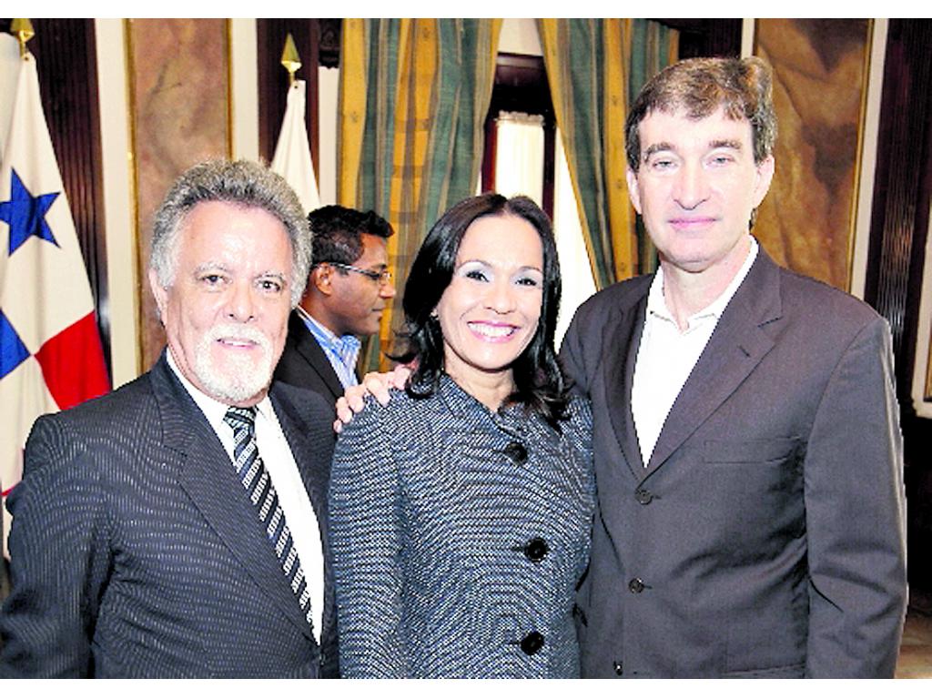 3. César De León, Marisín Luzcando y Alejandro Fernández.()
