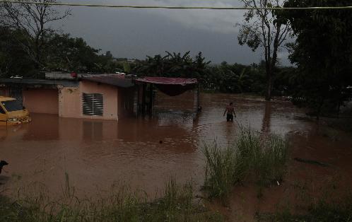 Aproximadamente se registraon 100 casas afectadas por el desbordamiento del río. Foto/Víctor Arosemena<br>
