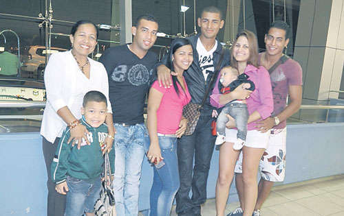 <p>Talento. Godoy (negro) junto a su familia y amigos.</p>