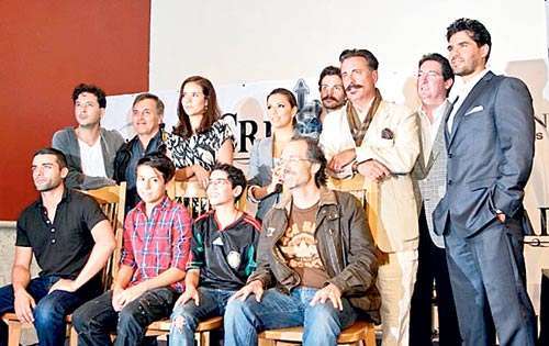 <p>Elenco. De blanco, el director Dean Wright y los actores.</p>