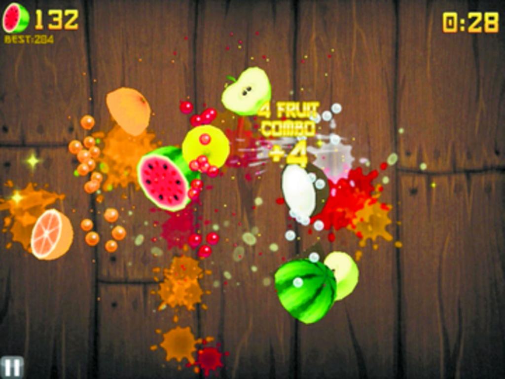 La idea del Fruit Ninja es sencilla: en la pantalla aparecen frutas y hay que cortarlas a la mitad con el sable. Pero hay se debe tener cuidado con la bomba que aparece y que hay que evitar.