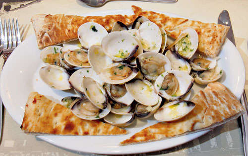 <p></p><p>Almejas al ajillo.</p>