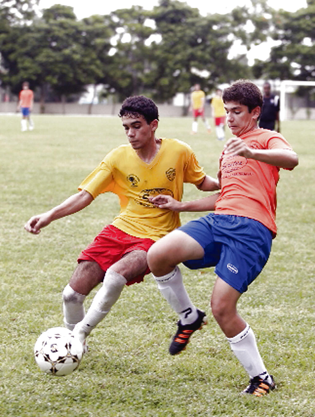 La salle (amarillo) vs San Agustín durante el partido. (Carlos Lemos)