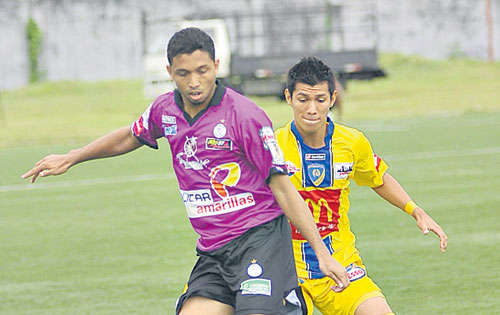 <p>Batalla. Tauro y Chorrillo lucharon para avanzar.</p>