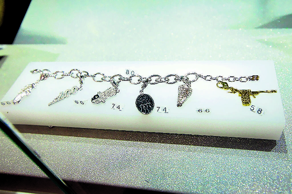 Juvenil. Swarovski no deja de sorprender en el mercado de la joyería y lanzó este diseño para aquellas a quienes les gustan los accesorios en la muñeca. La pulsera viene con varios dijes.()