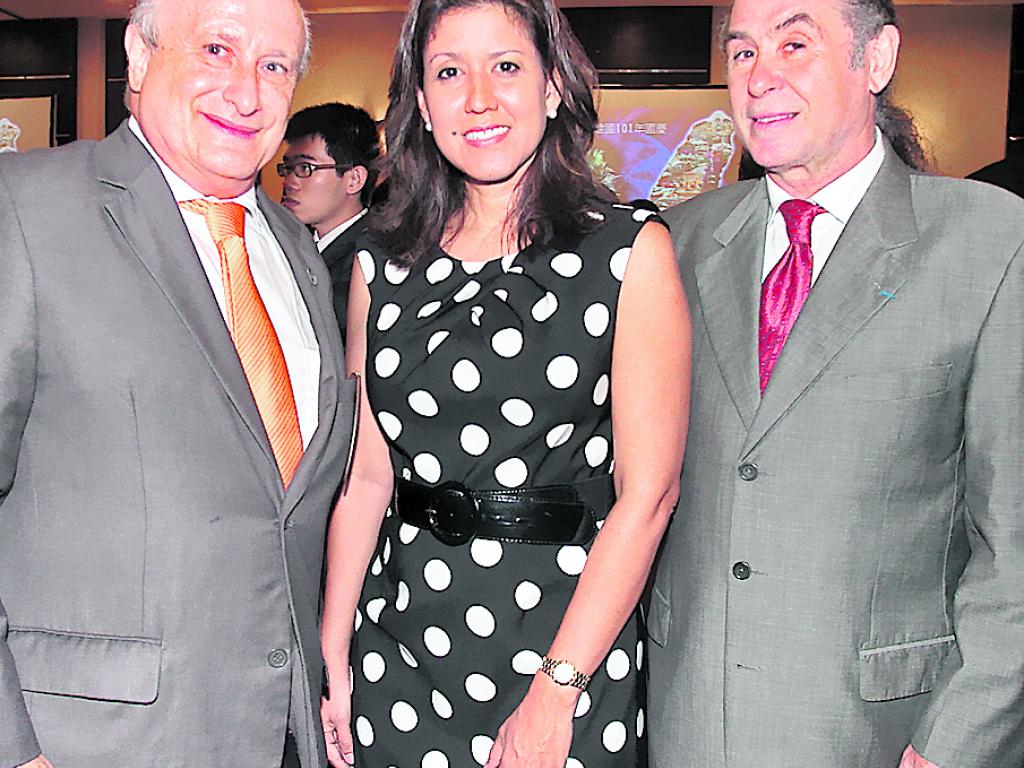 Carlos Weil, Armonía Belchieur y Charles Belchieur.()