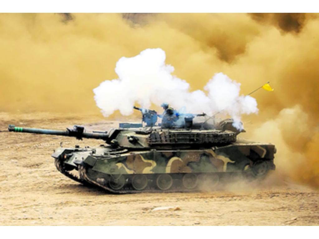 Un tanque militar practica en el área.(AP)