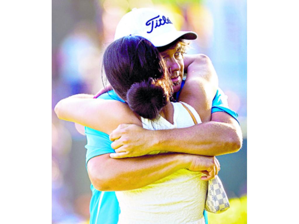 Jason Dufner abraza a su esposa Amanda, tras ganar el título ayer.(AP)