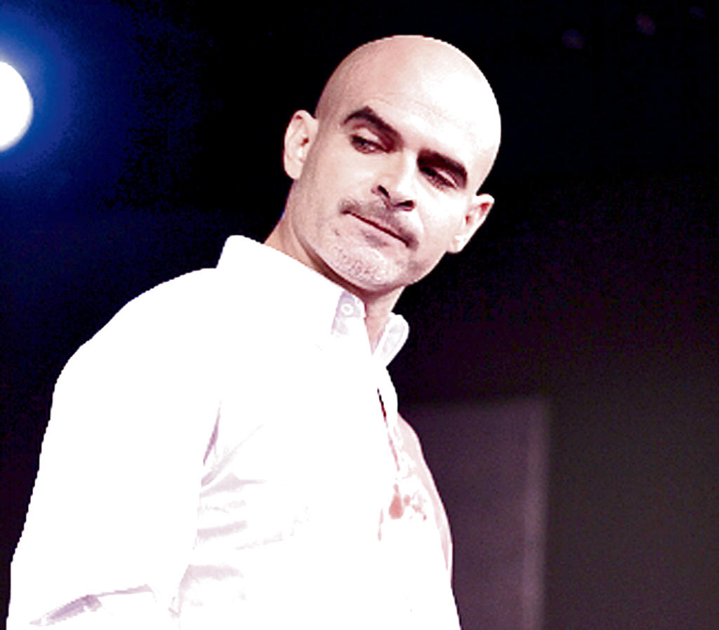Empezó su carrera en el teatro en el 2000. Ganó Premio Escena a mejor actor secundario en el año 2008 por Bent.()