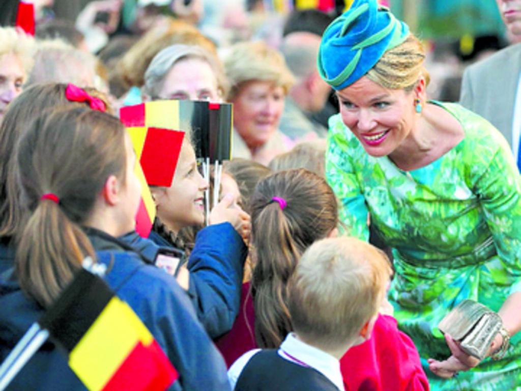 La reina realiza una gira por las distintas provincias del país.
