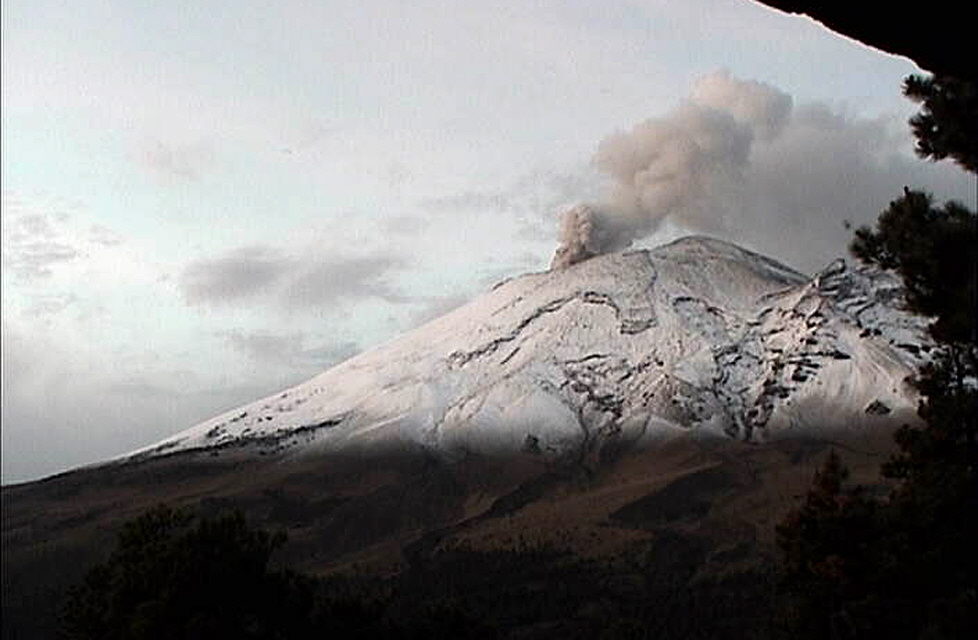 Un soldado observa el volcán Popocatépetl (centro de México). EFE<br>