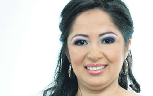 <p>Enfermera. Le encanta la salud humanitaria.</p>