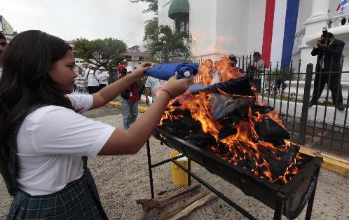 Estudiantes también participaron de la cremación de banderas. Foto/Víctor Arosemena<br>