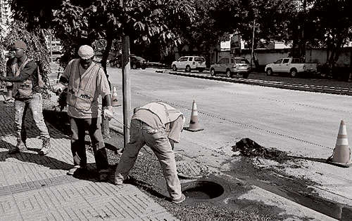 <p>Trabajos. El IDAAN reparó ayer tres puntos de fugas.</p>