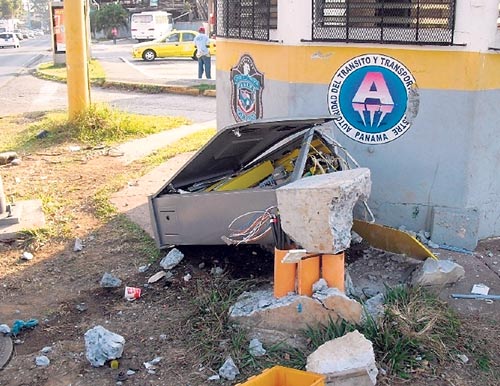 <p> En el 2010 la ATTT reportó 23 colisiones contra postes de semáforos.</p>