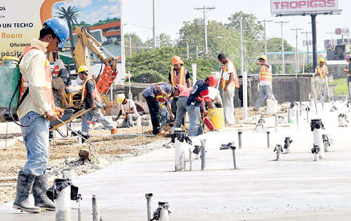 <p>Trabajadores. Es prioritario que todos los sectores sociales realmente palpen esa bonanza económica que es manifiesta.</p>