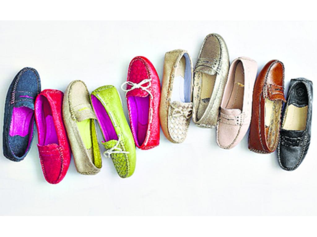 Johnston & Murphy. La prestigiosa firma se une a la temporada del color con el lanzamiento de estos modelos para ir de compras o pasar un rato divertido con amigos.