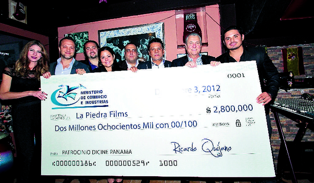 Entrega. El equipo, con el cheque del Gobierno Nacional.(Abel Rodríguez.)