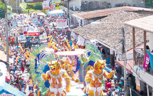 <p>Desfiles. Cada tuna recorre el Parque Porras.</p>