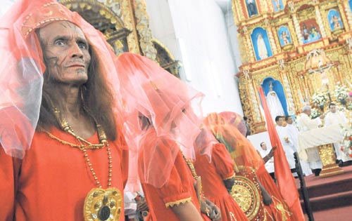 <p>Ceremonia. Todas las danzas deben entrar al templo para presenciar la solemne misa.</p>