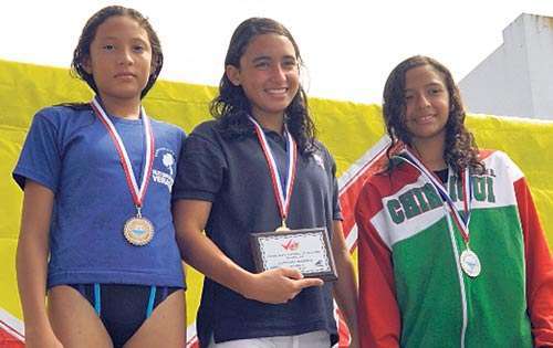 <p>Genial. María Fernanda (c) ganó 8 preseas de oro.</p>