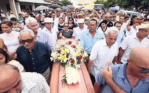 <p>Recorrido. El féretro recorrió las calles del pueblo. </p>