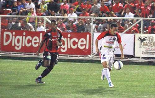 <p>Goleador. Johan De Ávila (dcha.) ya le marcó al Sporting en la primera fecha.</p>
