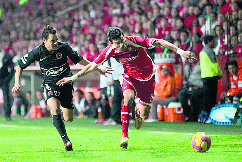 Apagado Edgar Benítez (rojo) no tuvo un buen partido.(EFE)