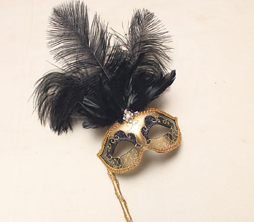 <p>Creativa. Antifaces con plumas y detalles en dorado, todo vale cuando se trata de lucir bella y diferente al resto de las chicas.</p>