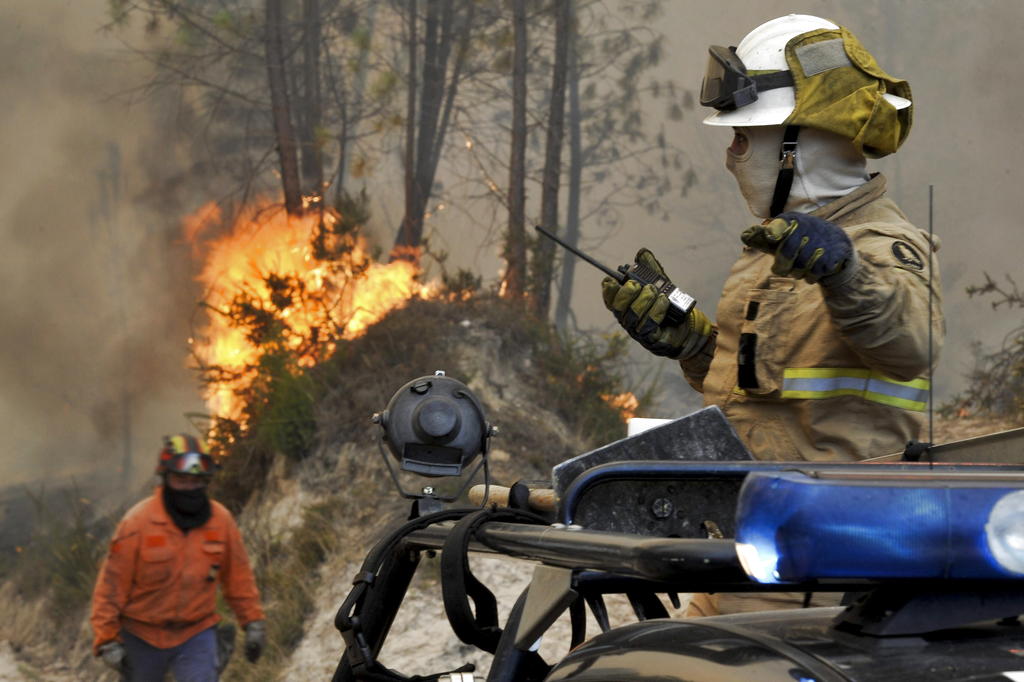 El fuego, que ha obligado a cortar la carretera nacional-17 en Arganil, está siendo combatido por 299 bomberos y tres aviones. Foto/EFE<br>