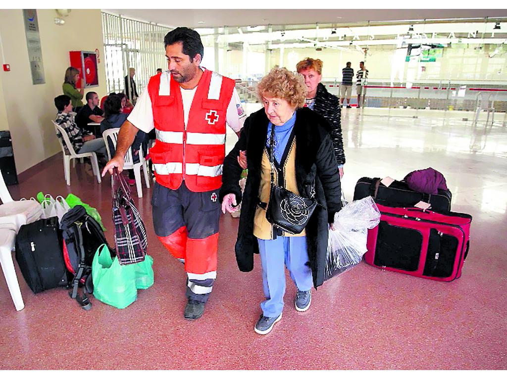 Miembros de la Cruz Roja ayudan a 300 desplazados.(EFE)