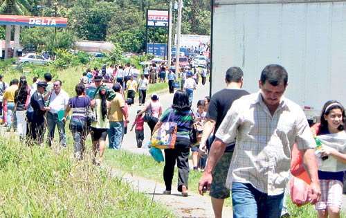 <p>Tranques. Los chiricanos tuvieron que caminar.</p>