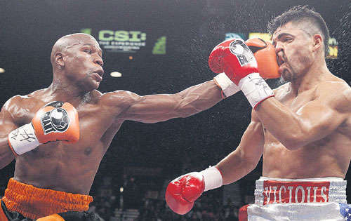 <p>Deseo. Floyd Mayweather (izq.) quiere pelear en mayo.</p>