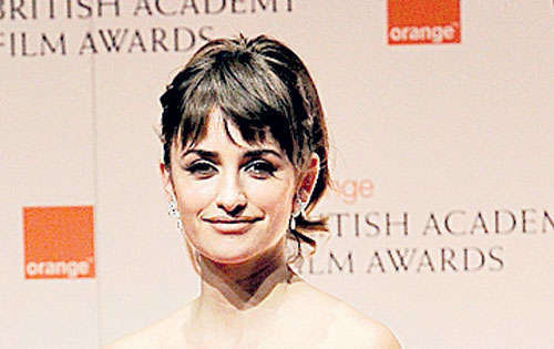<p>Meryl Streep. Vestida de Vivienne Westwood con falda, corsé y torera negra; acorde a su edad.</p><p>Penélope Cruz. La mujer de Javier Bardem se dejó ver en la entrega de los premios de la academia británica enfundada en un comedido vestido rojo de Arm