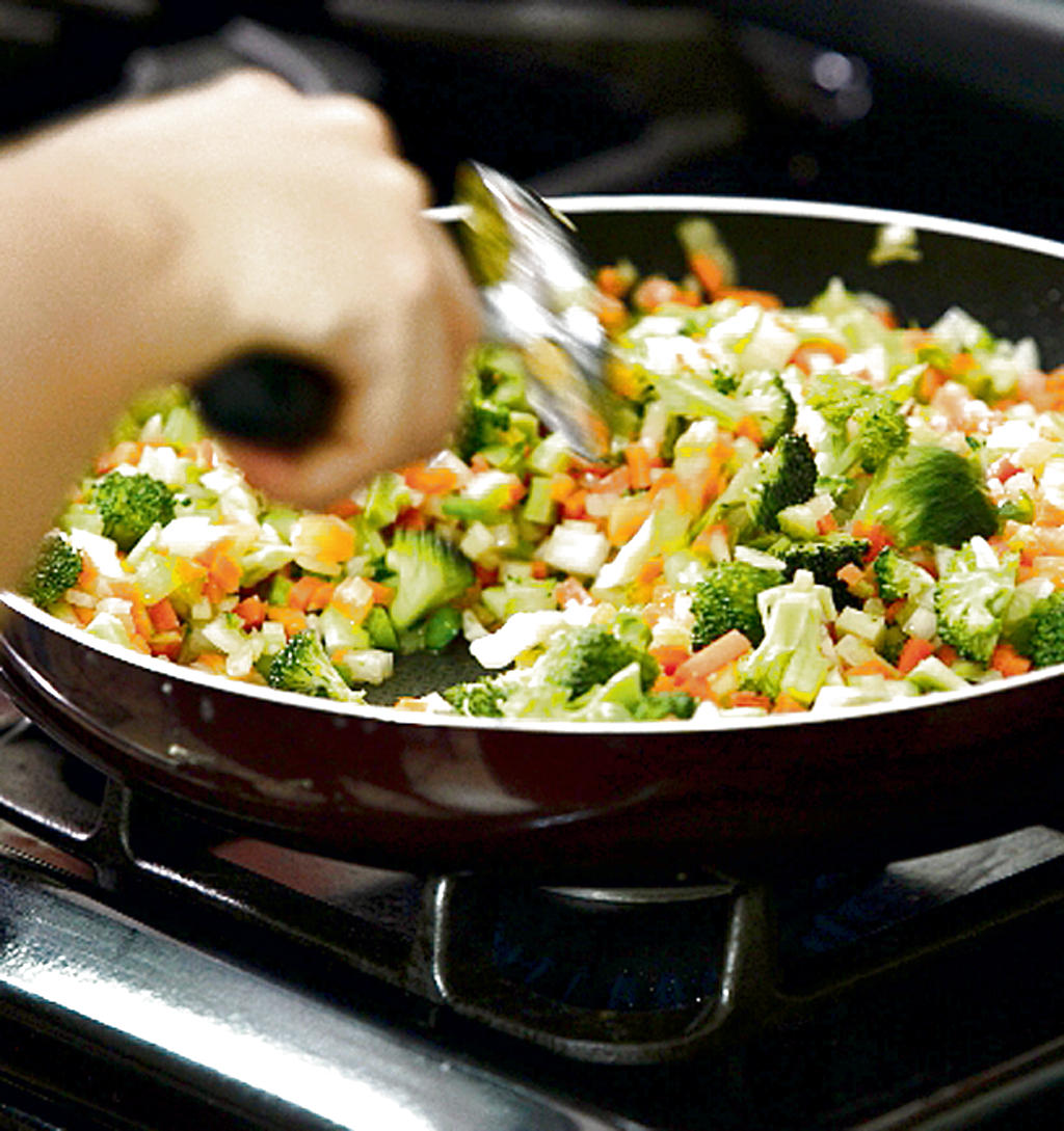 Agregue el brócoli y cocine hasta que se suavice.()