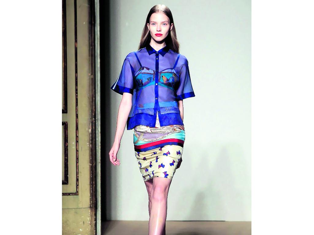 Massimo Rebecchi. El diseñador llenó de romanticismo la pasarela con tendencias con transparencia, color y modernos estampados.()