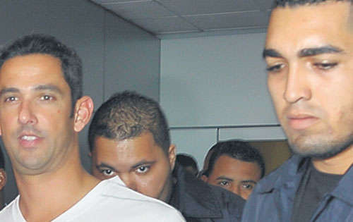<p>Custodiado. Jorge Posada llegó con tranquilidad.</p>