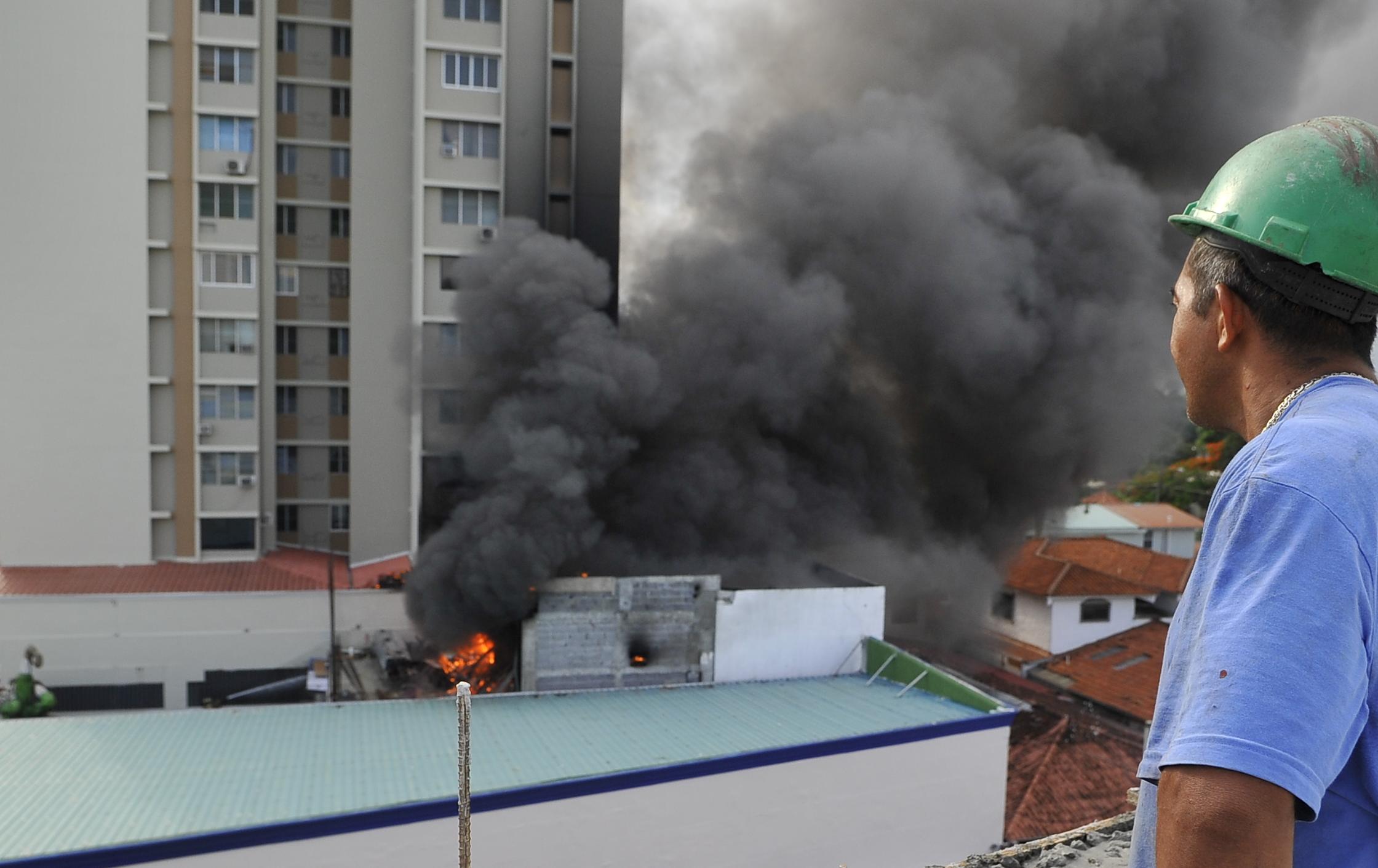 Fuego en Via Porras // Foto. Agustín Herrera