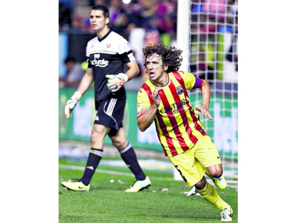 Carles Puyol (izq.), del Barcelona, reapareció tras superar su lesión.(EFE)