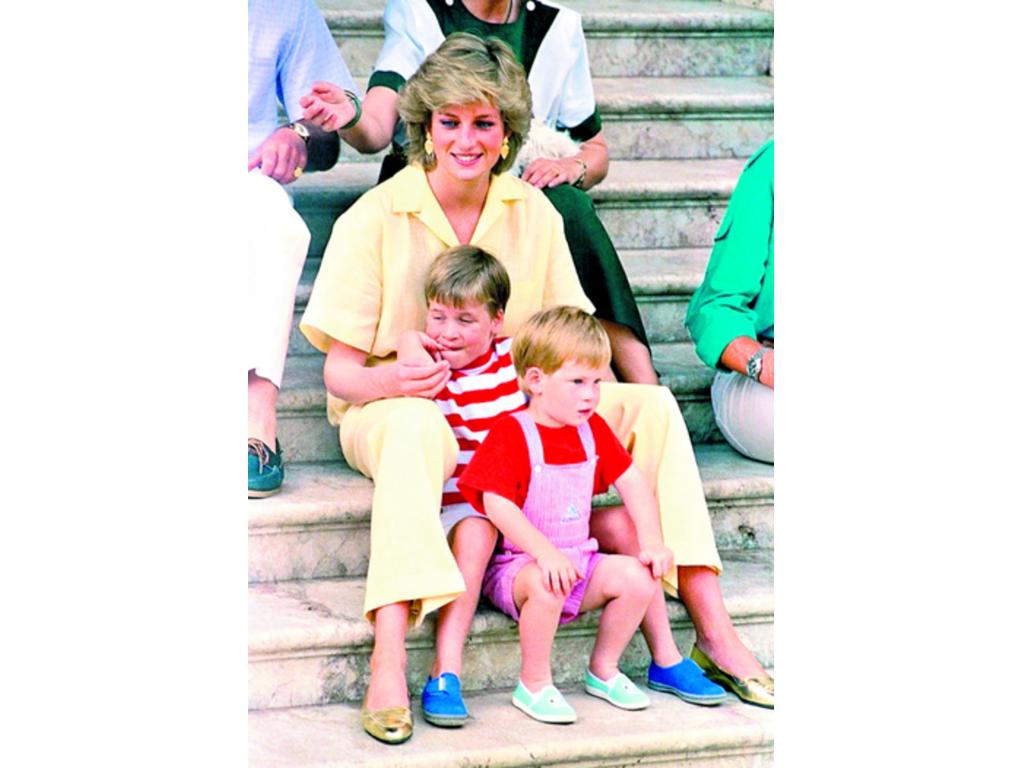 La fallecida princesa Diana de Gales y sus hijos pequeños (Archivo)