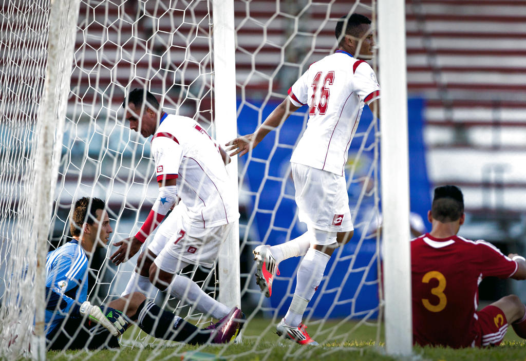 Blas Perez y olando Balckburn celebran después del gol. AP<br>