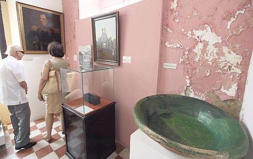 <p>Deterioro. Las filtraciones son evidentes en las paredes.</p>