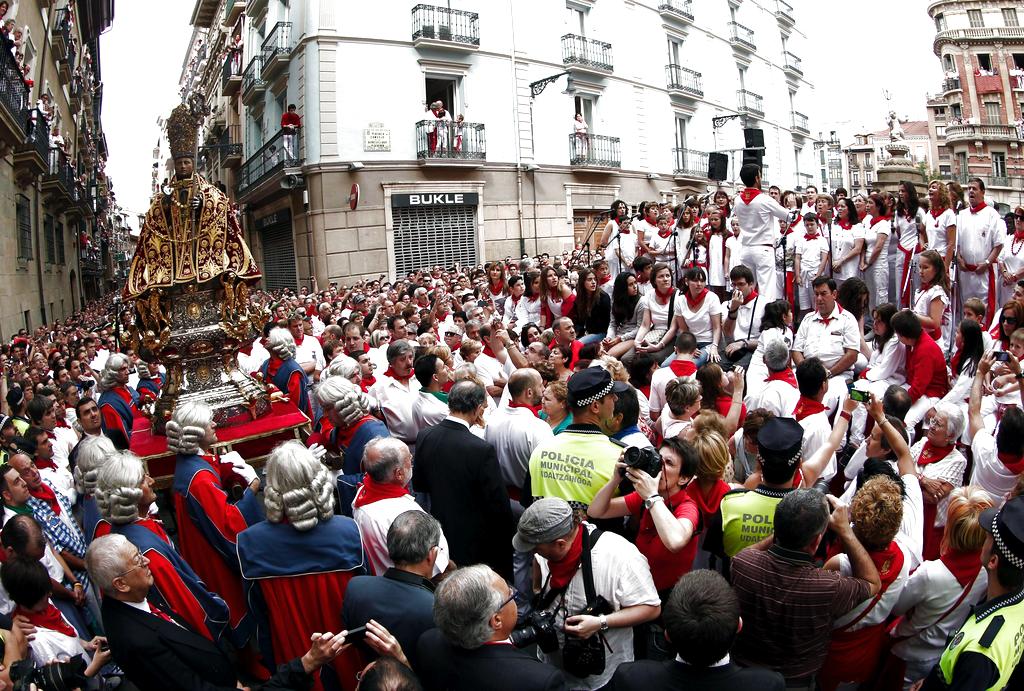 Miles de personas asisten a la tradicional procesión de San Fermín. Foto: EFE<br>