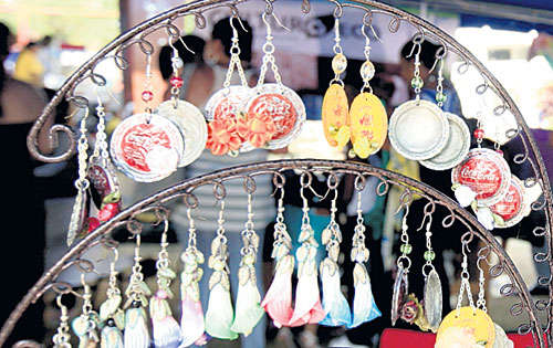 <p>Aretes. Existe una gran variedad, hechos de platillos y arcilla.</p>