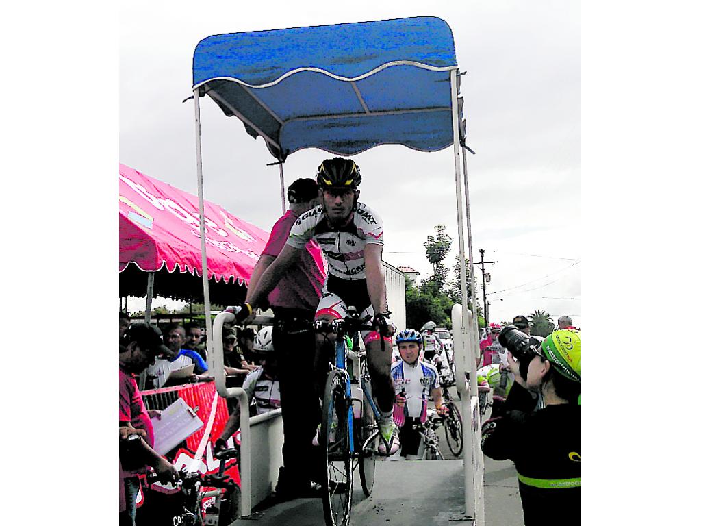 A competir. La salida de la etapa se dio a las 9:00 a.m.(Miguel Contreras)